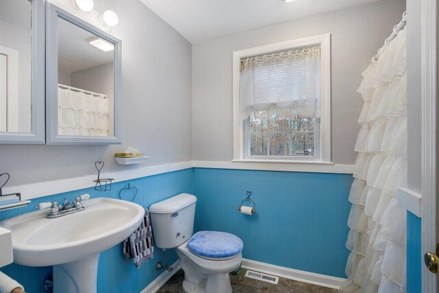 bathroom featuring sink and toilet