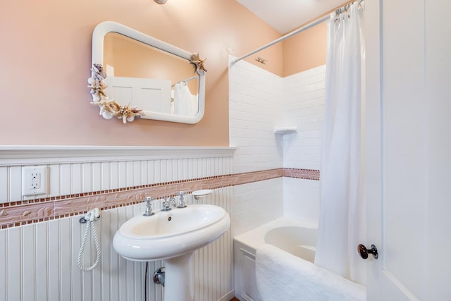 bathroom featuring sink and shower / tub combo with curtain