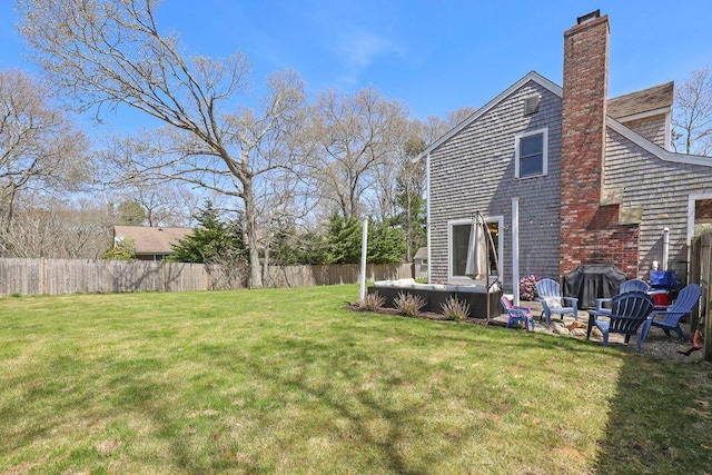 view of yard featuring fence and an outdoor hangout area