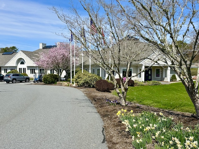 view of front facade with a front yard