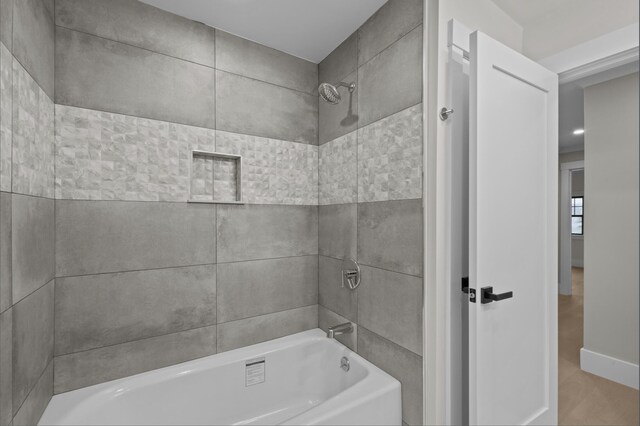 bathroom with tiled shower / bath combo