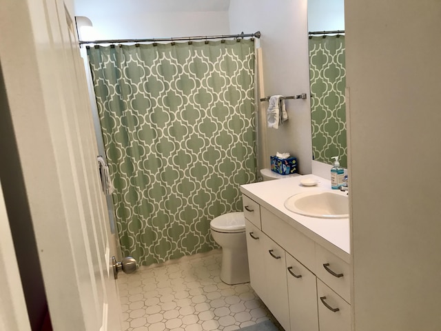 full bathroom featuring toilet, curtained shower, and vanity