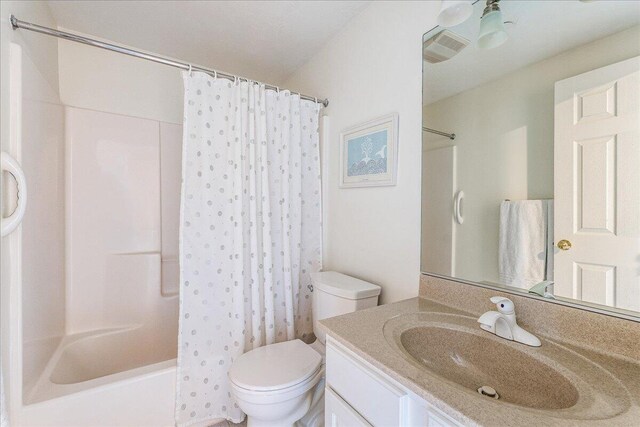 29 Highland Ter Unit 2903, Plymouth, MA 02360 - full bath with toilet, vanity, and shower / tub combo with curtain