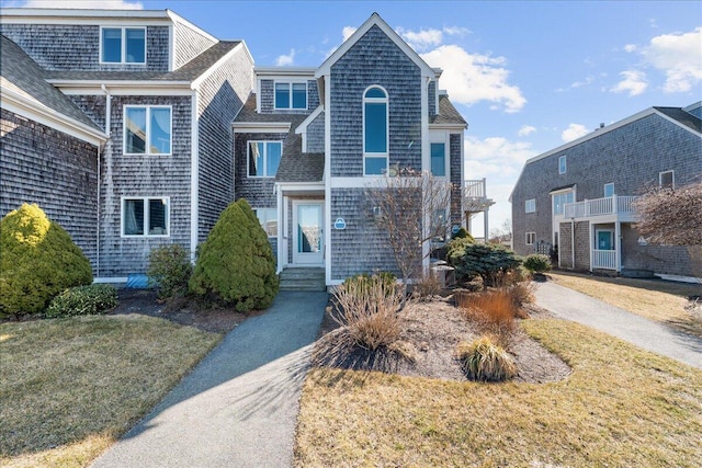 29 Highland Ter Unit 2903, Plymouth, MA 02360 - view of front facade featuring a front yard and roof with shingles