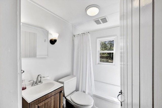 full bathroom featuring shower / bath combo with shower curtain, toilet, and vanity