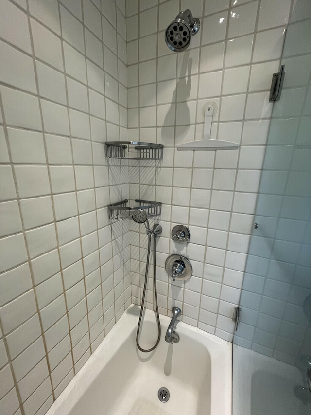 bathroom featuring tiled shower / bath