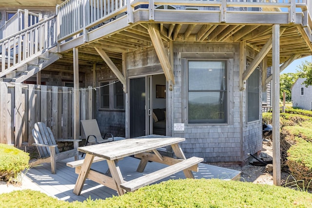 property entrance featuring a deck