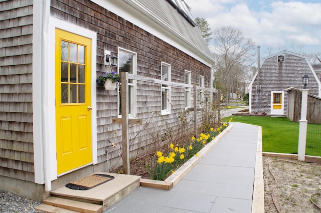 property entrance featuring a yard