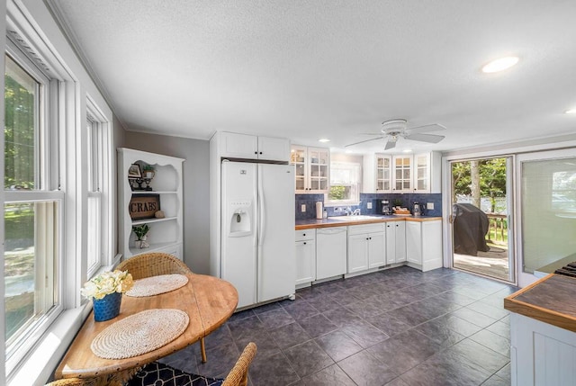 kitchen featuring white appliances, plenty of natural light, backsplash, ceiling fan, and recessed lighting