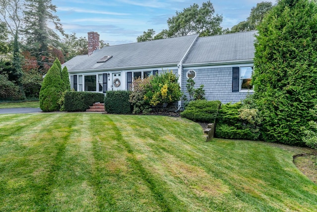 single story home featuring a front lawn