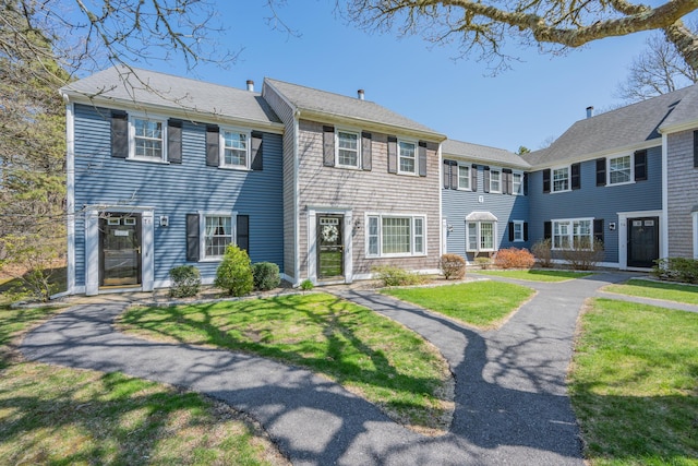 view of front of home featuring a front lawn
