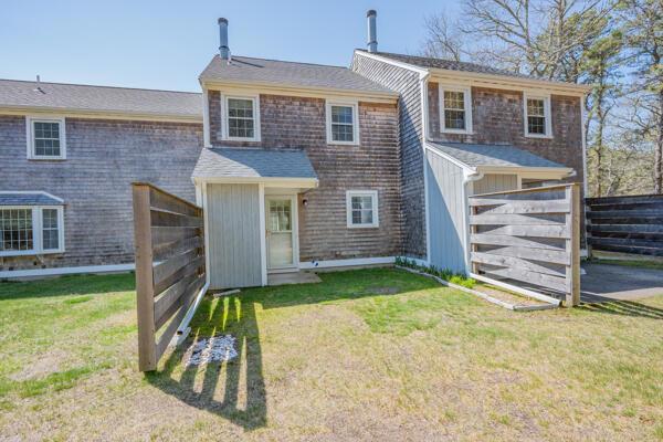 view of front facade featuring fence and a front lawn