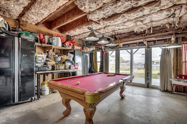 playroom featuring pool table