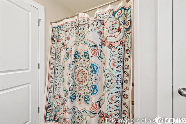 full bath featuring a shower with shower curtain