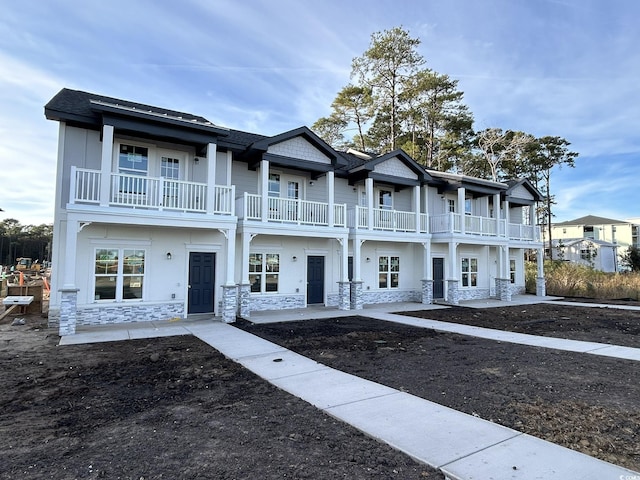 view of front of property featuring a balcony