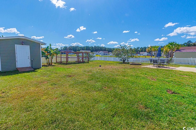 view of yard featuring a storage unit