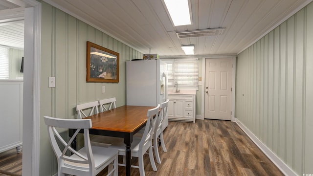 dining area featuring a wealth of natural light, visible vents, and dark wood-type flooring