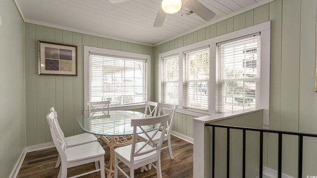 dining space featuring ceiling fan, dark wood-style flooring, a wealth of natural light, and baseboards