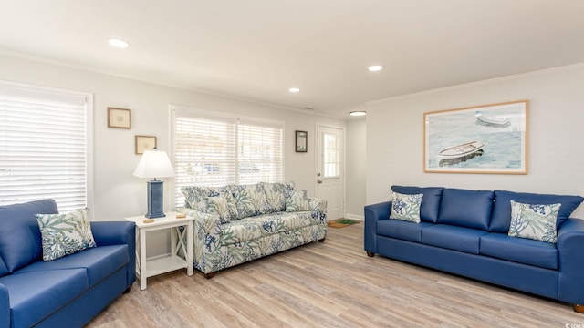 living room with baseboards, recessed lighting, wood finished floors, and crown molding