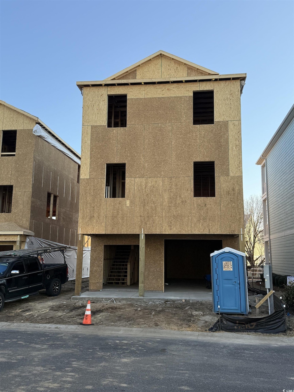 view of front facade featuring stucco siding