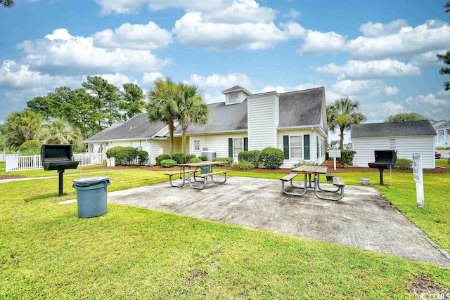 view of front of home featuring a patio area and a front yard