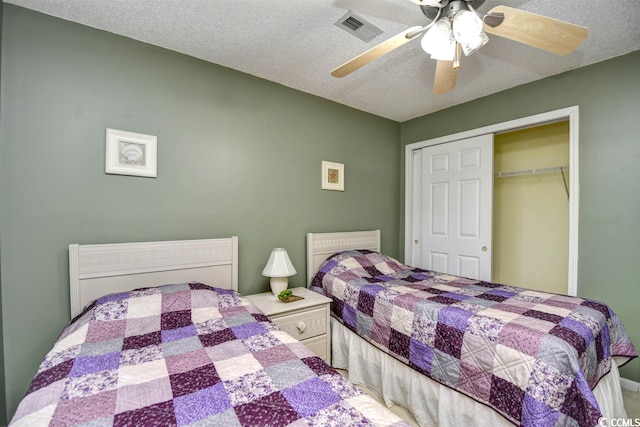 bedroom featuring ceiling fan, a closet, and a textured ceiling