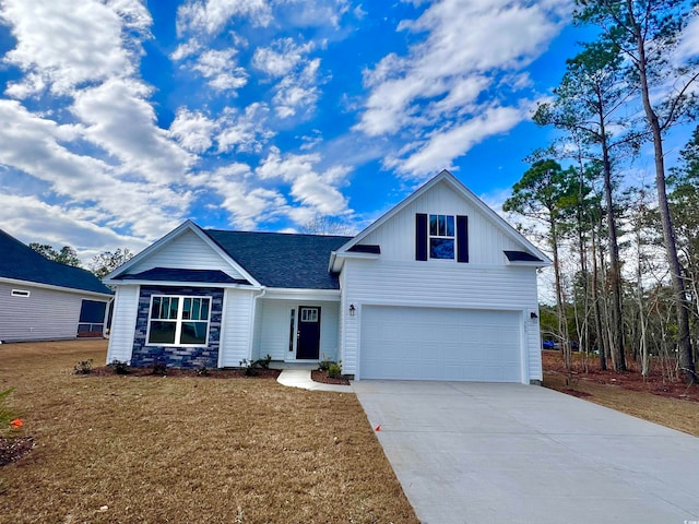 view of front facade featuring a front yard