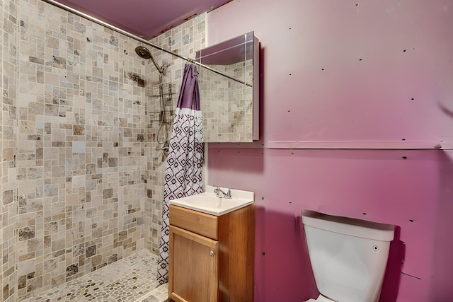 bathroom featuring oversized vanity, toilet, and a shower with shower curtain