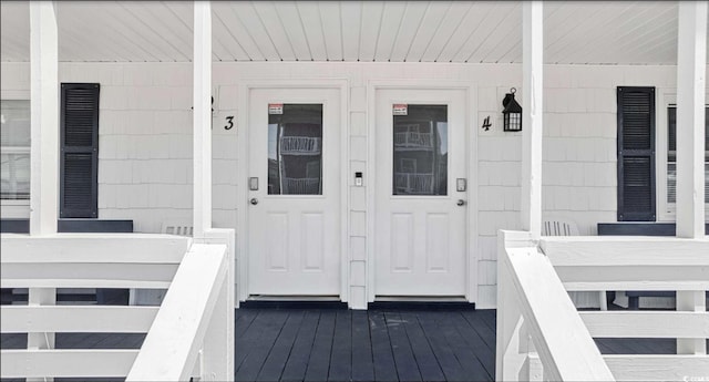 entrance to property featuring a porch