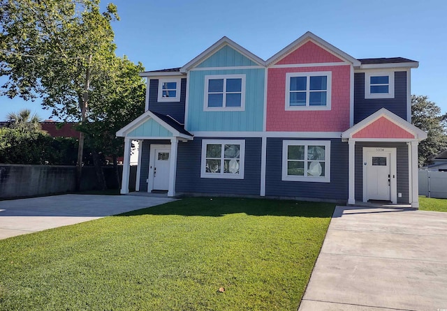 view of front of property featuring a front yard