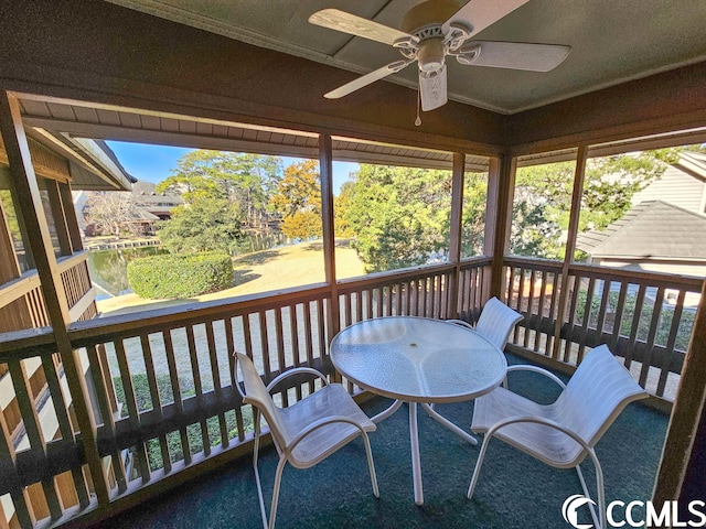 sunroom with ceiling fan