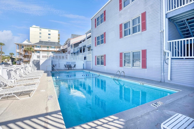 view of swimming pool