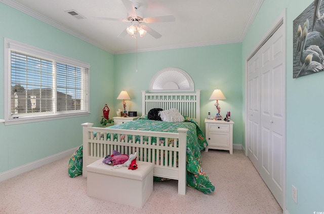 bedroom with crown molding, a closet, and ceiling fan