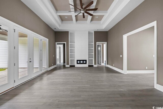 kitchen with coffered ceiling, sink, decorative light fixtures, a center island with sink, and stainless steel appliances