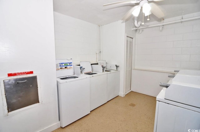 clothes washing area featuring ceiling fan and independent washer and dryer