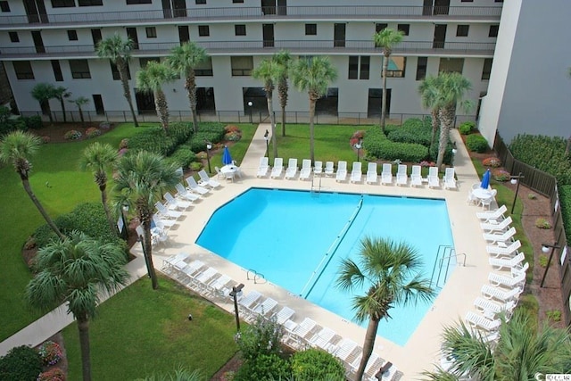 view of swimming pool featuring a yard