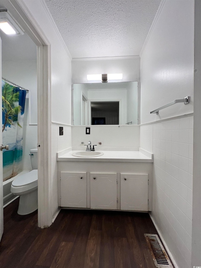 unfurnished bedroom featuring crown molding, dark wood-type flooring, a closet, and ceiling fan