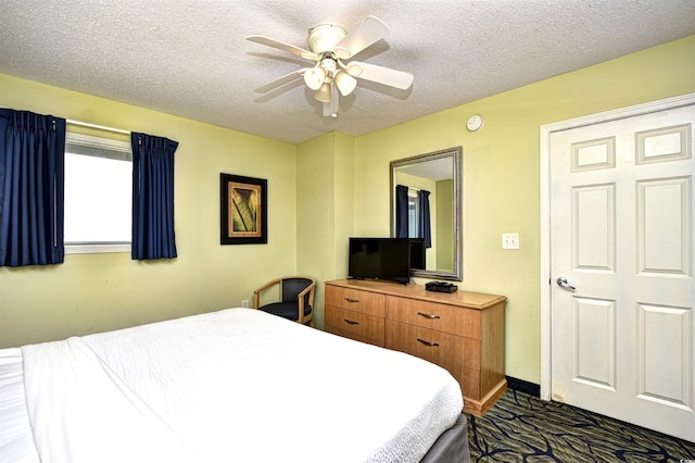 bedroom featuring ceiling fan and a textured ceiling