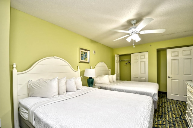 bedroom featuring ceiling fan, a textured ceiling, and a closet