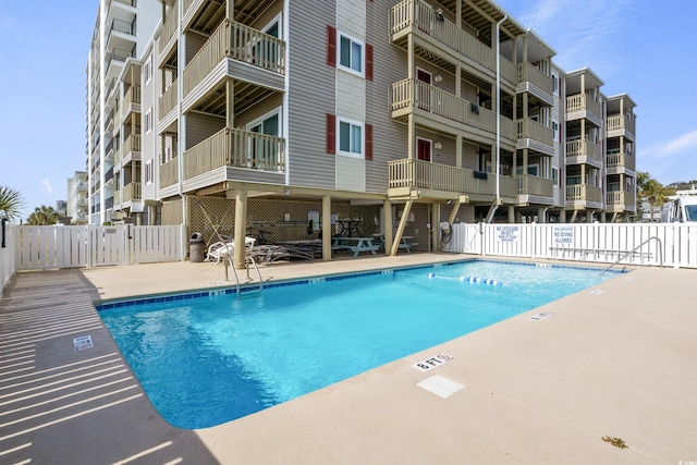 view of swimming pool