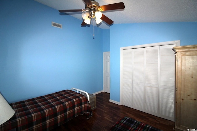 bedroom featuring vaulted ceiling, dark hardwood / wood-style floors, a textured ceiling, and ceiling fan