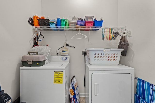 clothes washing area with hookup for an electric dryer and independent washer and dryer