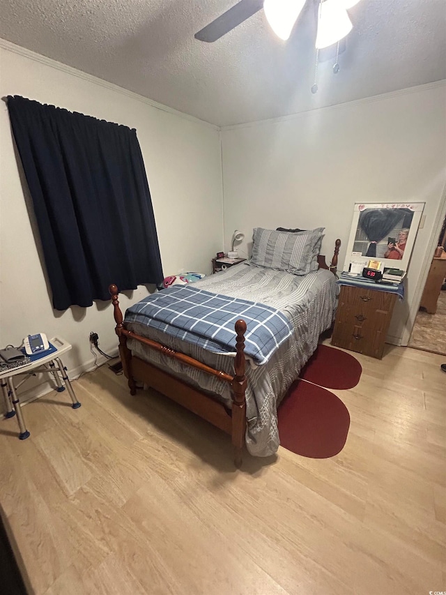 bedroom featuring ceiling fan, a textured ceiling, and light wood-type flooring