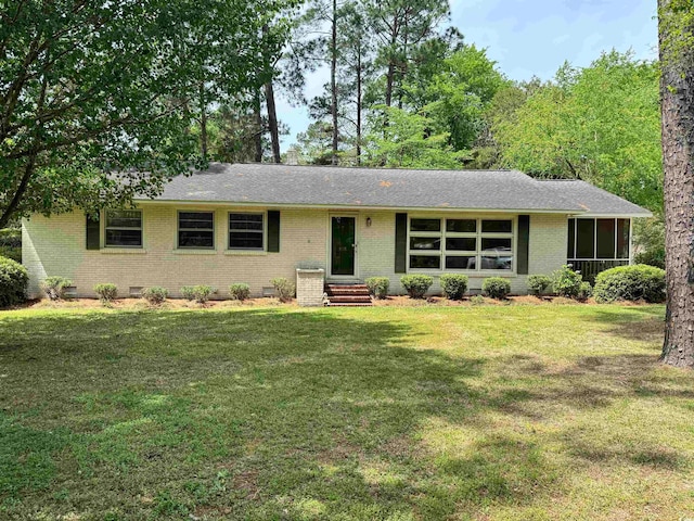 ranch-style home featuring a front lawn