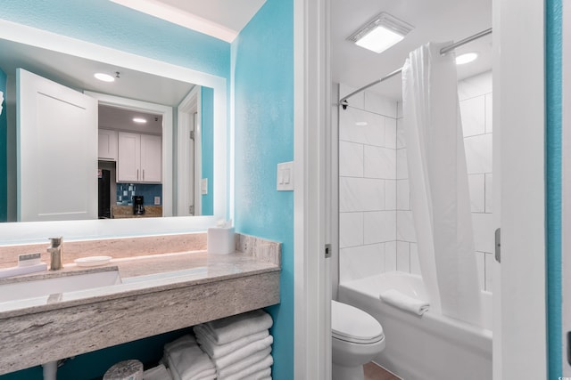 full bathroom featuring shower / bath combo with shower curtain, toilet, and vanity