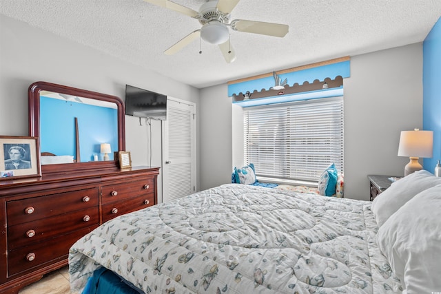 bedroom with a closet, a textured ceiling, and ceiling fan