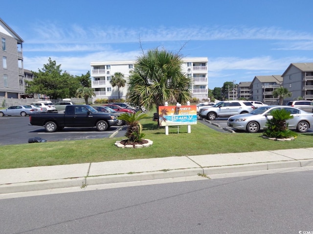 view of front facade featuring a front yard