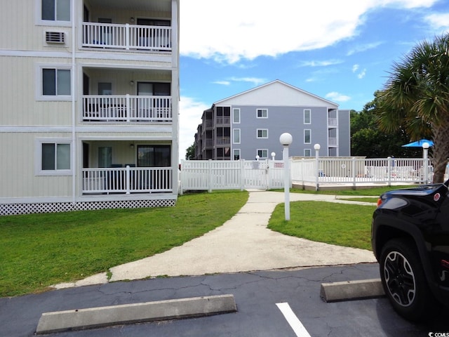 view of property's community featuring a yard