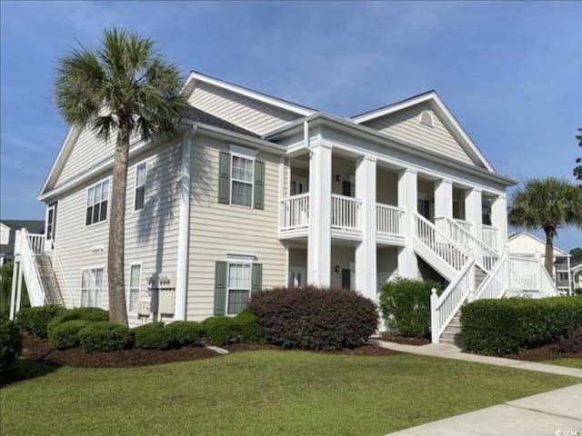 view of front of property featuring a front yard