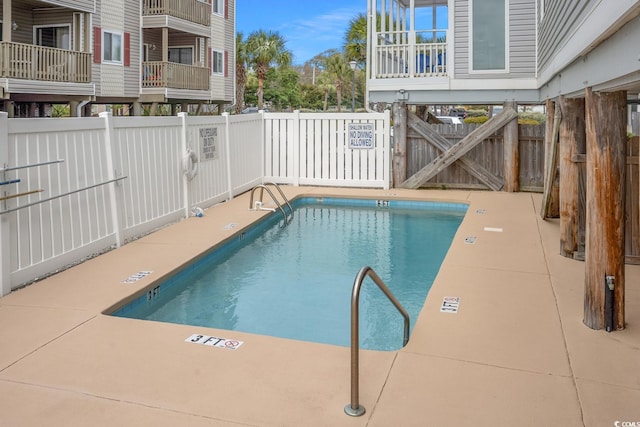 view of swimming pool